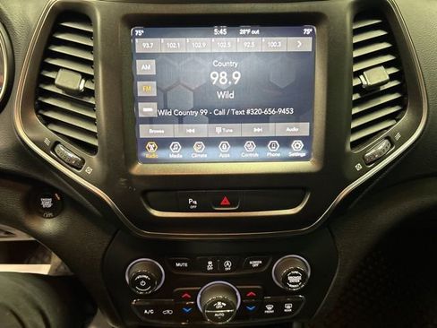 Used 2019 Jeep Cherokee Trailhawk w/ Cold Weather Group image 22