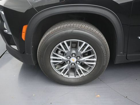Used 2025 Chevrolet Traverse LT FWD image 9