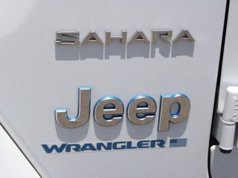 Used 2023 Jeep Wrangler Unlimited Sahara w/ Cold Weather Group AWD/4WD image 9