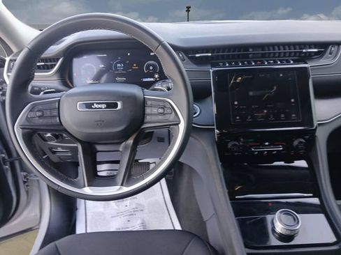 Used 2024 Jeep Grand Cherokee Laredo RWD image 10