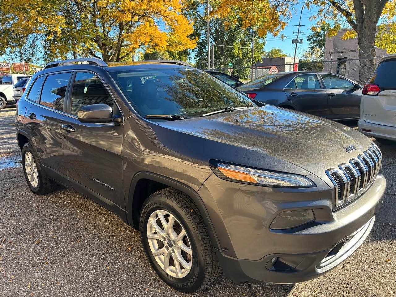 Used 2018 Jeep Cherokee Latitude Plus w/ Cold Weather Group AWD/4WD image 2