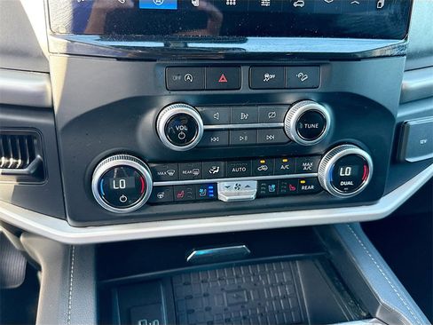 Used 2023 Ford Expedition XLT image 17