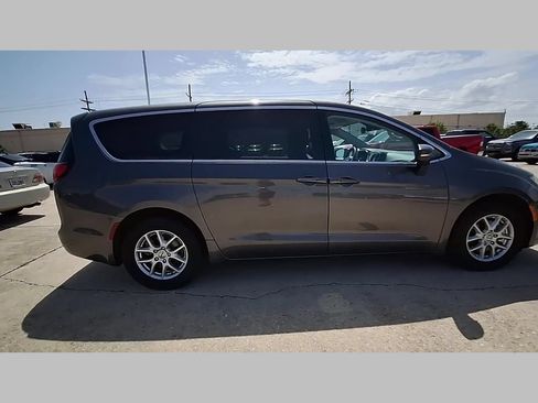 Used 2023 Chrysler Pacifica Touring-L FWD image 38