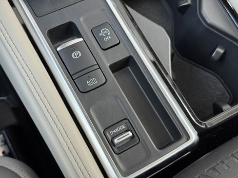 Used 2022 Nissan Pathfinder Platinum w/ Lighting Package (N93) FWD image 32