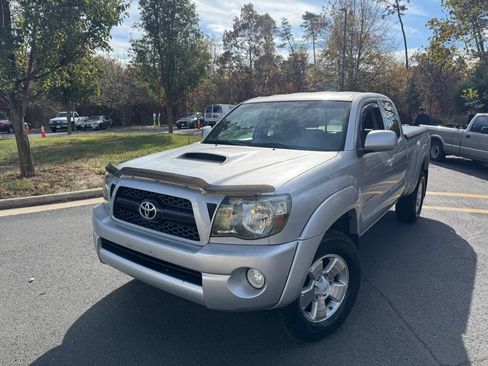 Used 2011 Toyota Tacoma 4x4 Access Cab V6 w/ TRD Sport Pkg image 2