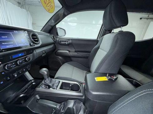 Certified 2022 Toyota Tacoma TRD Off-Road w/ Technology Package AWD/4WD image 23