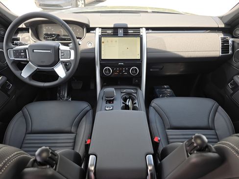 New 2025 Land Rover Discovery S image 14