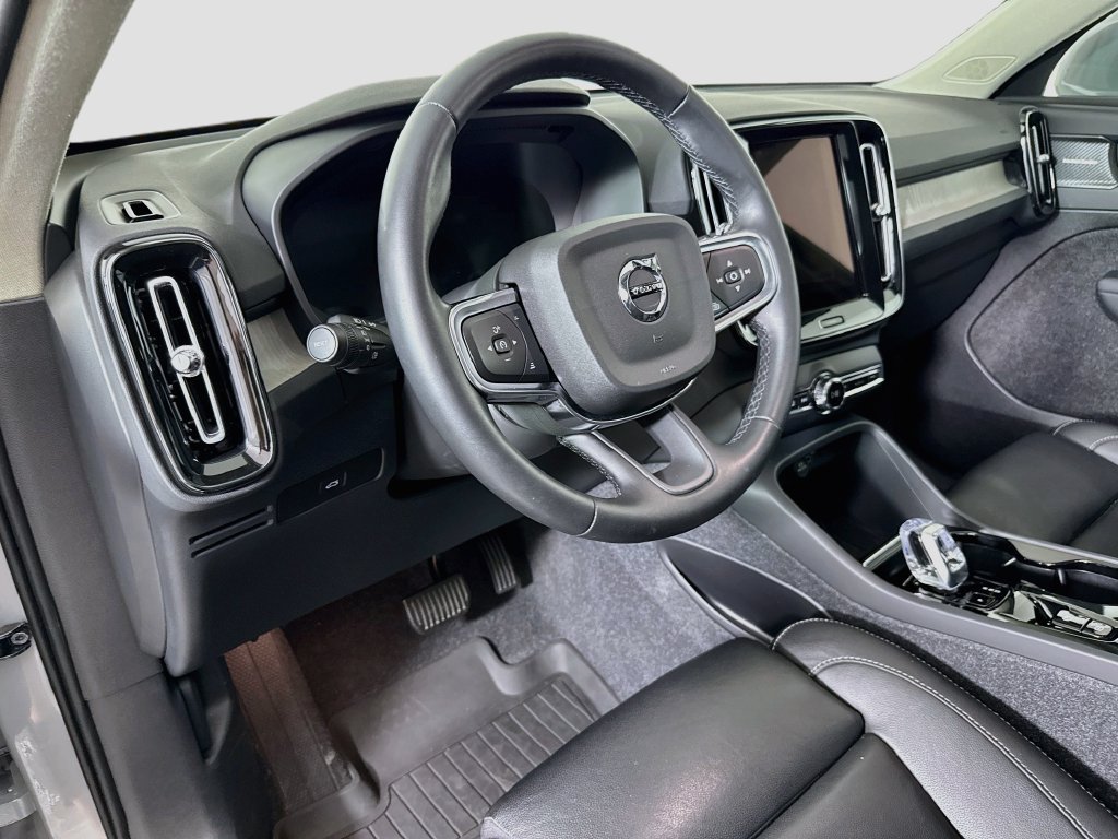 Used 2025 Volvo XC40 B5 Plus w/ Climate Package AWD/4WD image 9