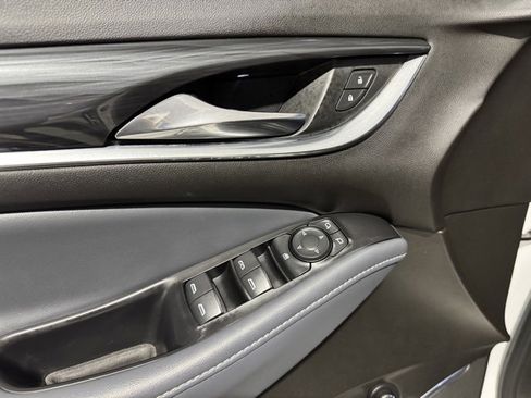 Used 2021 Buick Enclave Essence image 6