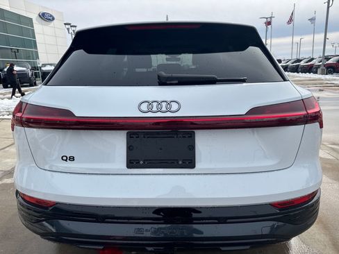 Used 2024 Audi Q8 e-tron Premium image 4