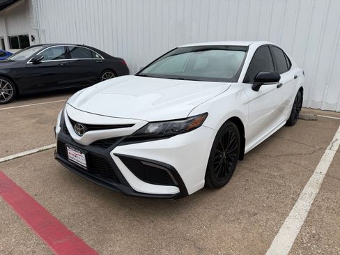 Used 2022 Toyota Camry SE FWD image 1