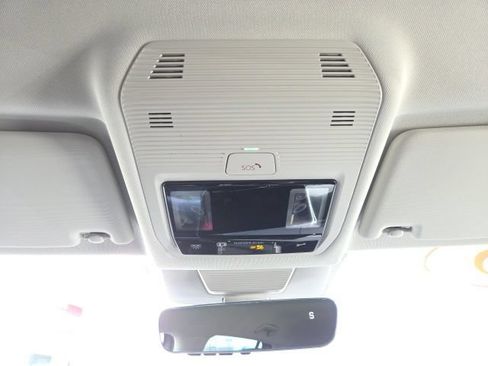 Used 2025 Volkswagen Tiguan SE AWD/4WD image 21