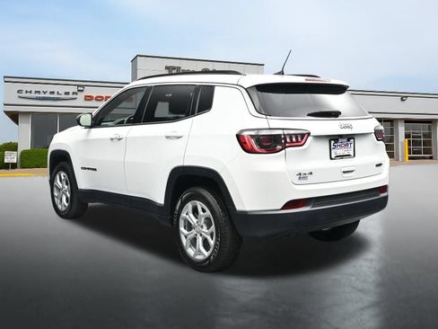 Used 2024 Jeep Compass Latitude w/ Convenience Group AWD/4WD image 3
