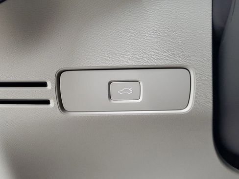 New 2025 Volvo XC40 B5 Ultra w/ Protection Package Premier image 33