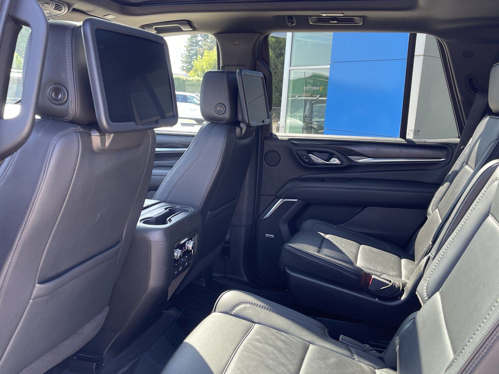 Used 2021 GMC Yukon Denali w/ Denali Premium Package AWD/4WD image 15