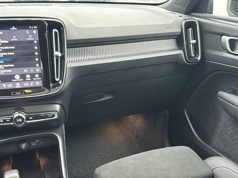 Certified 2025 Volvo XC40 B5 Plus AWD/4WD image 8