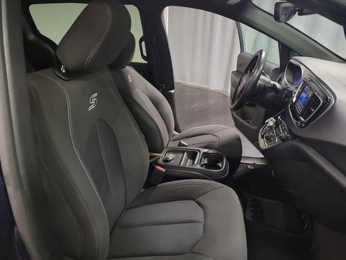 Used 2019 Chrysler Pacifica Touring Plus w/ S Appearance Package FWD image 24