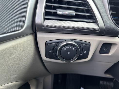 Used 2018 Ford Fusion SE FWD image 24