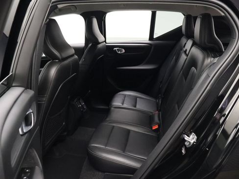 Used 2021 Volvo XC40 T4 Momentum w/ Premium Package FWD image 19