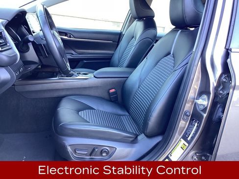 Used 2024 Toyota Camry SE image 12