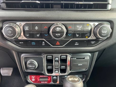 Used 2024 Jeep Wrangler Unlimited AWD/4WD image 27