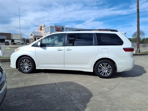 Used 2020 Toyota Sienna image 2