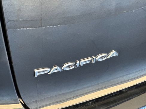 Used 2023 Chrysler Pacifica Touring-L image 26