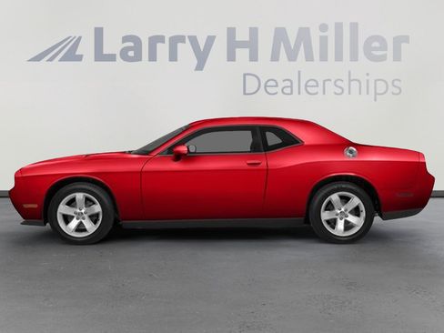 Used 2014 Dodge Challenger SXT image 3
