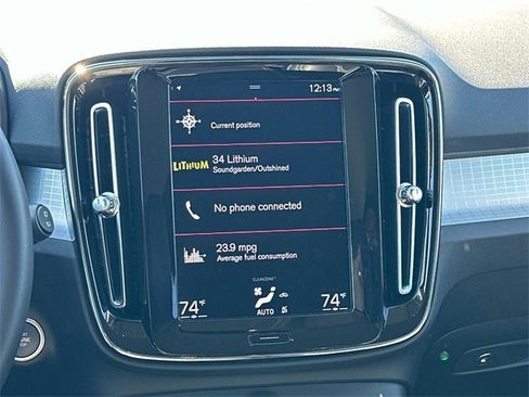 Used 2021 Volvo XC40 T4 Momentum w/ Premium Package image 3