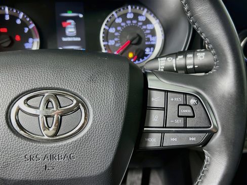 Used 2021 Toyota Highlander LE FWD image 19