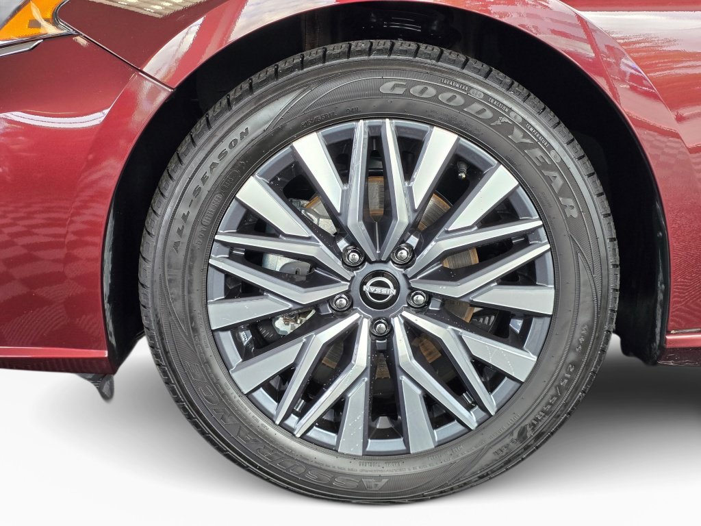 Used 2025 Nissan Altima 2.5 SV FWD image 11