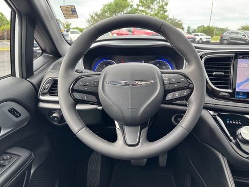 Used 2025 Chrysler Pacifica Limited FWD image 32