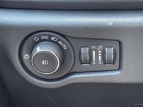 Used 2025 Chrysler Pacifica Limited FWD image 31