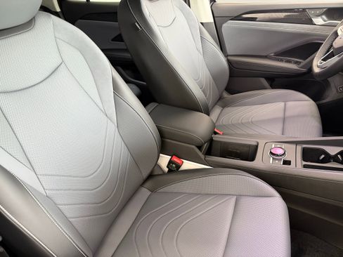 New 2025 Volkswagen Tiguan SE image 27