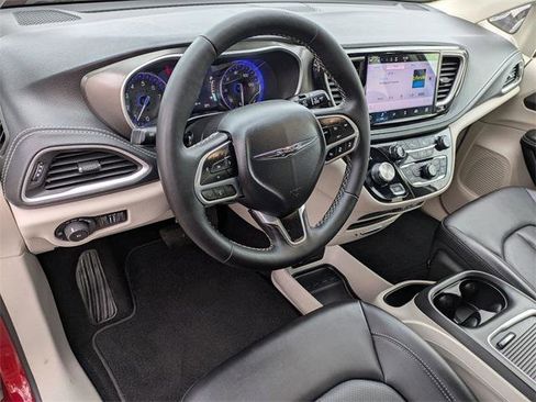 Certified 2024 Chrysler Pacifica Touring-L image 10