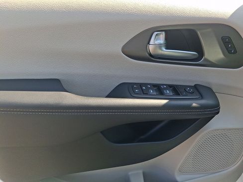 Used 2023 Chrysler Pacifica Touring-L FWD image 13