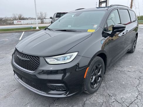 Used 2024 Chrysler Pacifica Premium image 9