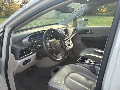 Used 2019 Chrysler Pacifica Touring-L Plus w/ Advanced Safetytec Group FWD image 7