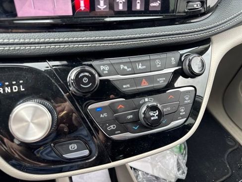 Used 2024 Chrysler Pacifica Touring-L FWD image 19