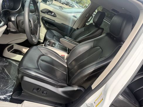 Used 2023 Chrysler Pacifica Touring-L image 24