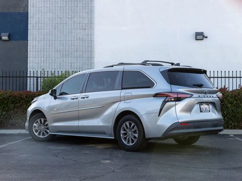 Used 2021 Toyota Sienna LE image 5