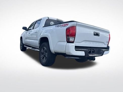 Used 2017 Toyota Tacoma TRD Sport w/ Tow Package (A/T) image 7