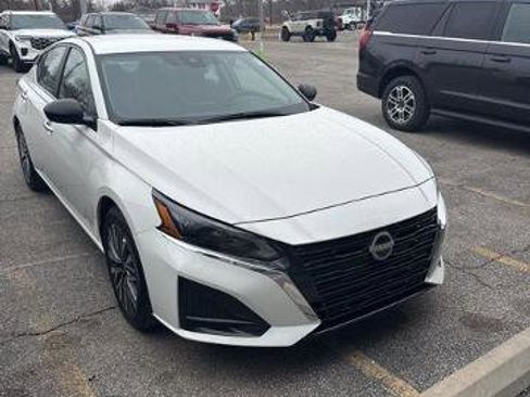 Used 2025 Nissan Altima 2.5 SV image 3