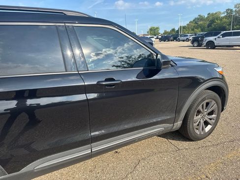 Used 2024 Ford Explorer XLT w/ Equipment Group 202A AWD/4WD image 11