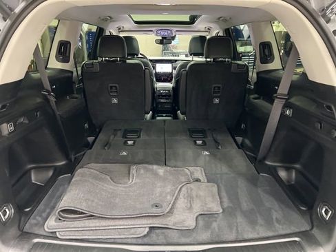 Used 2023 Jeep Grand Cherokee L Limited w/ Black Appearance Package image 17