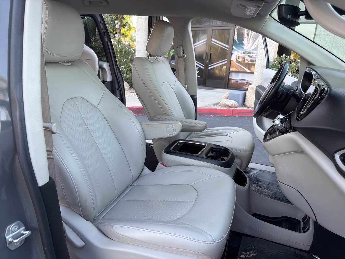 Used 2021 Chrysler Pacifica Touring-L FWD image 29