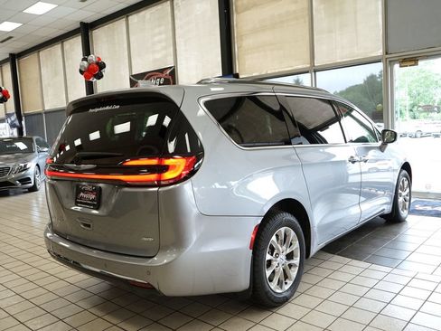 Used 2021 Chrysler Pacifica Touring-L w/ Uconnect Theater Family Group AWD/4WD image 18