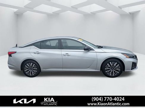 Used 2024 Nissan Altima 2.5 SV FWD image 2