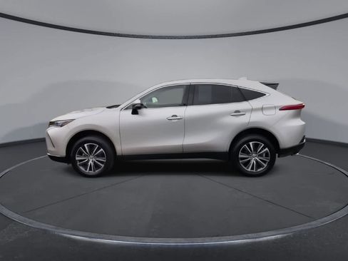 Used 2022 Toyota Venza LE image 5