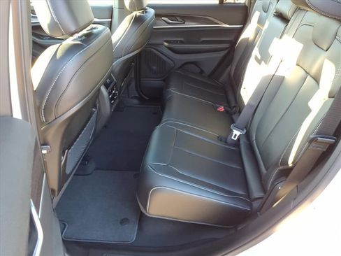 New 2025 Jeep Grand Cherokee Limited w/ Black Appearance Package image 12